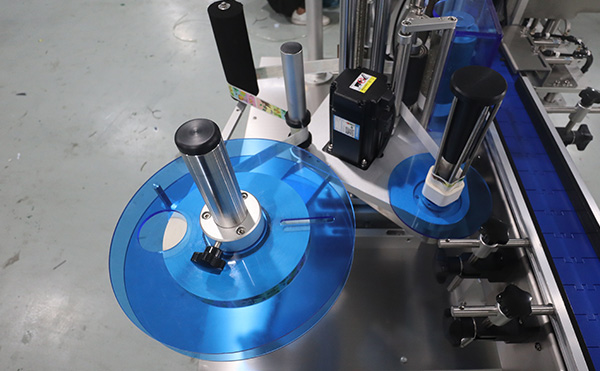 全自動圓瓶貼標(biāo)機(jī),圓瓶貼標(biāo)設(shè)備,圓瓶貼標(biāo)機(jī)